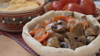 Гуляш из шампиньонов с луком и морковью