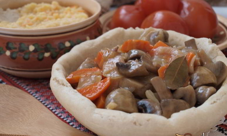 Рецепт гуляша из шампиньонов с луком и морковью