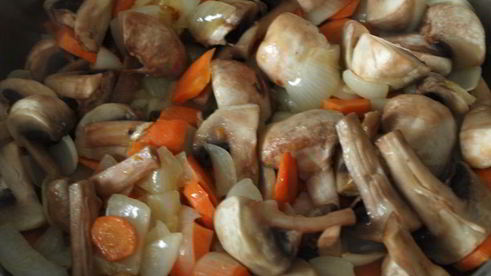гуляш из шампиньонов с луком и морковью