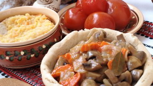 гуляш из шампиньонов с луком и морковью