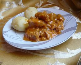 Гуляш из свинины со сметаной