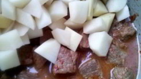 гуляш по-венгерски с клецками