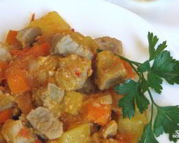 Гуляш с кабачками