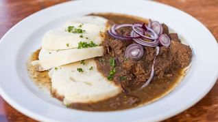 Гуляш с кнедликами