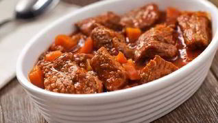 Гуляш с красным вином