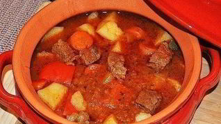 Гуляш с овощами на пиве