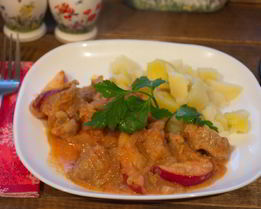 Гуляш с яблоком