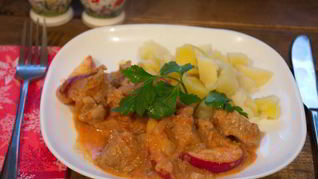 Гуляш с яблоком