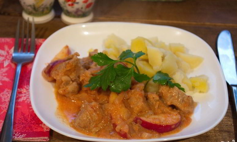 Рецепт гуляша с яблоком