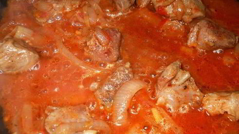 гуляш телячий в томатном соусе