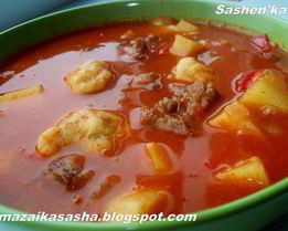 Суп-гуляш с чесночными клецками