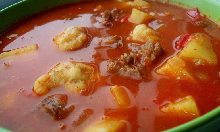 Рецепт супа-гуляша с чесночными клецками