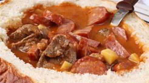 суп-гуляш в хлебе