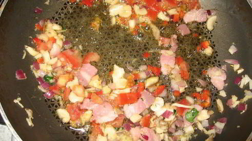 корейская лапша с беконом, мидиями и вешенками