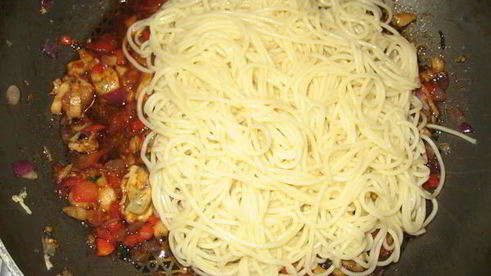 корейская лапша с беконом, мидиями и вешенками