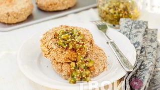 Котлеты из картофеля и свинины с соусом из маринованных огурцов