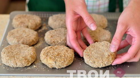 котлеты из картофеля и свинины с соусом из маринованных огурцов