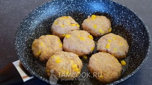 котлеты из консервированного тунца и кукурузы