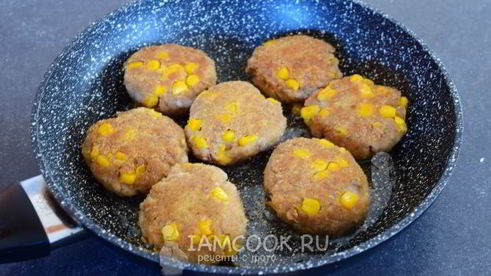 котлеты из консервированного тунца и кукурузы