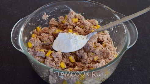 котлеты из консервированного тунца и кукурузы