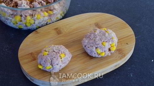котлеты из консервированного тунца и кукурузы