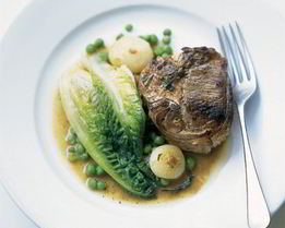 Котлеты из ягненка под мятным соусом с тушеным горохом и салатом