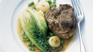 Котлеты из ягненка под мятным соусом с тушеным горохом и салатом