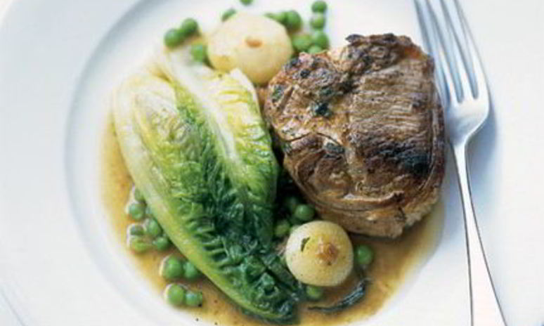 Рецепт котлет из ягненка под мятным соусом с тушеным горохом и салатом