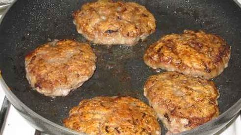 котлеты с гарниром и овощами