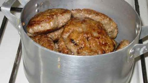 котлеты с гарниром и овощами