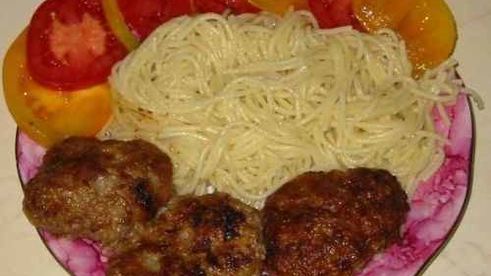 котлеты с гарниром и овощами