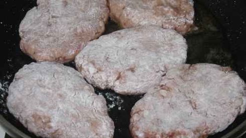 котлеты с гарниром и овощами