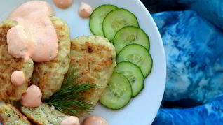 Котлеты с пекинской капустой и розовым соусом