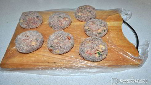 котлеты с помидорами и сыром