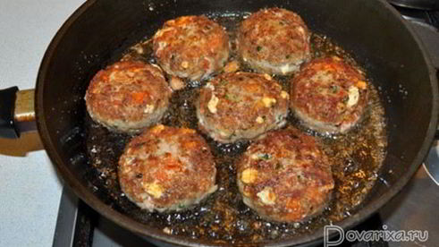 котлеты с помидорами и сыром