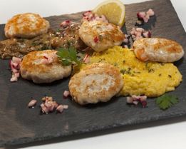 Куриные котлетки с креветками с соусом субиз и полентой