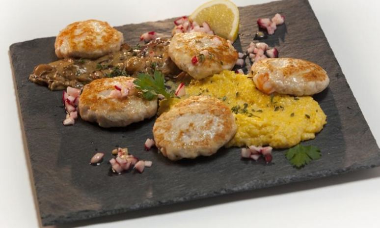 Рецепт куриных котлеток с креветками с соусом субиз и полентой