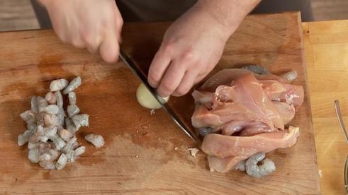 куриные котлетки с креветками с соусом субиз и полентой