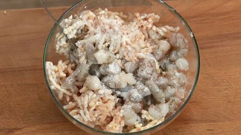 куриные котлетки с креветками с соусом субиз и полентой