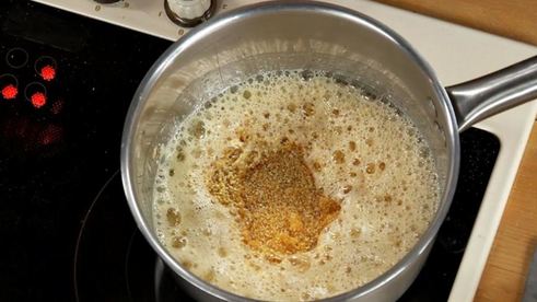 куриные котлетки с креветками с соусом субиз и полентой