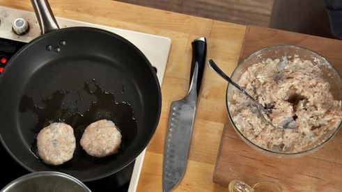 куриные котлетки с креветками с соусом субиз и полентой