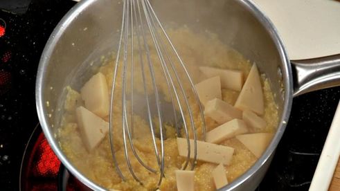 куриные котлетки с креветками с соусом субиз и полентой