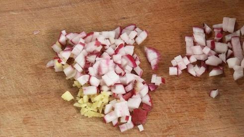 куриные котлетки с креветками с соусом субиз и полентой