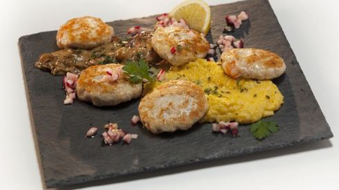 куриные котлетки с креветками с соусом субиз и полентой