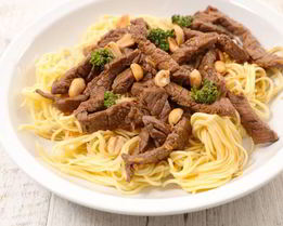 Лапша с говядиной и арахисом