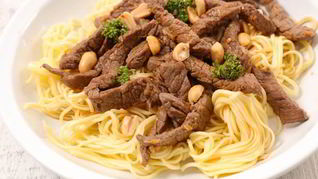 Лапша с говядиной и арахисом