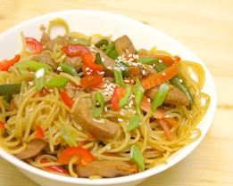 Лапша с курицей и овощами в вок сковороде