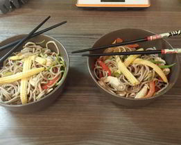 Лапша с овощами и курицей