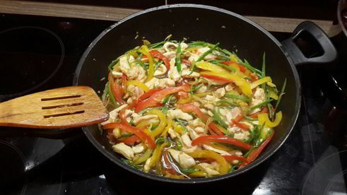 лапша с овощами и курицей