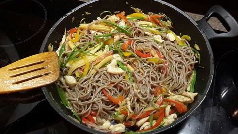 лапша с овощами и курицей